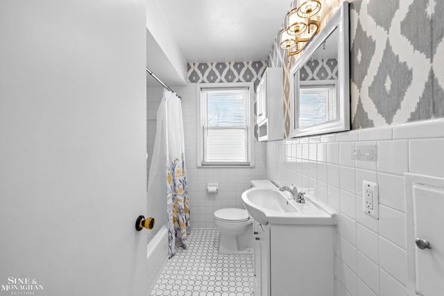 2037 Vernier Road, Grosse Pointe Woods, MI 48236