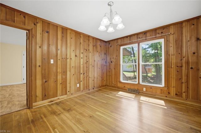 34 Laurel Wood RD, Newport News, VA 23602