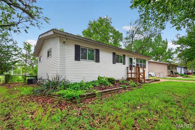 1012 Forestwood Drive, St Louis, MO 63135