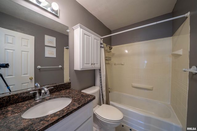 1617 HOLIDAY Drive, Pekin, IL 61554