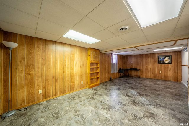 1617 HOLIDAY Drive, Pekin, IL 61554