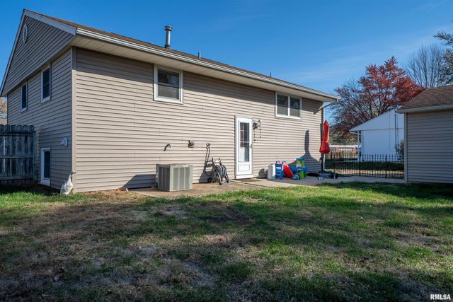 1617 HOLIDAY Drive, Pekin, IL 61554