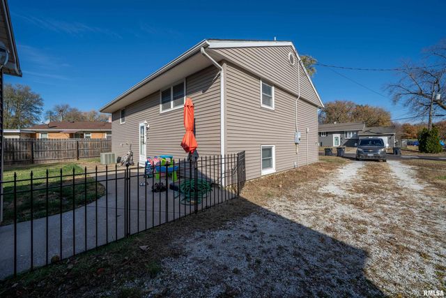 1617 HOLIDAY Drive, Pekin, IL 61554