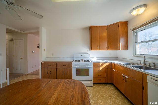 1617 HOLIDAY Drive, Pekin, IL 61554