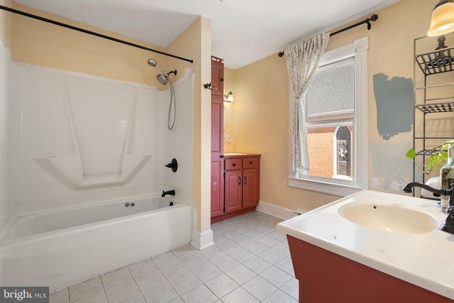 25 E A ST E, Brunswick, MD 21716