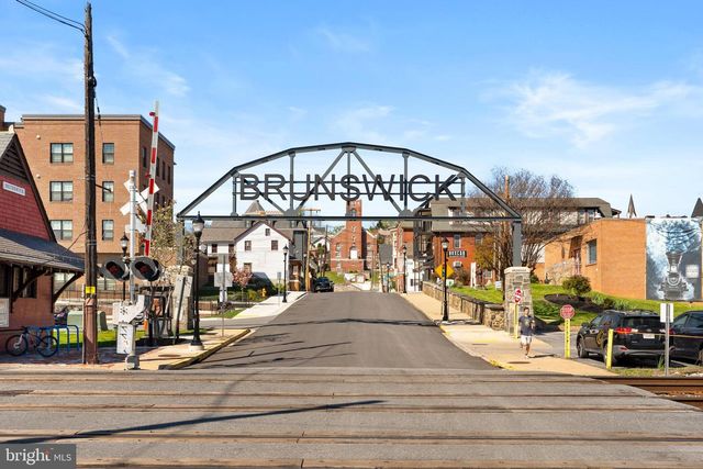 25 E A ST E, Brunswick, MD 21716