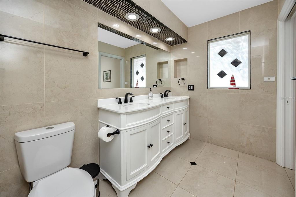 Image 39 of property listing at 1531 HILL DRIVE, Largo, FL 33770