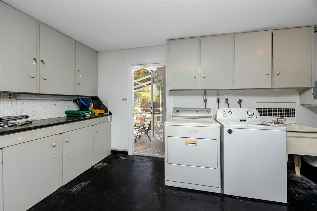 Image 42 of property listing at 1531 HILL DRIVE, Largo, FL 33770