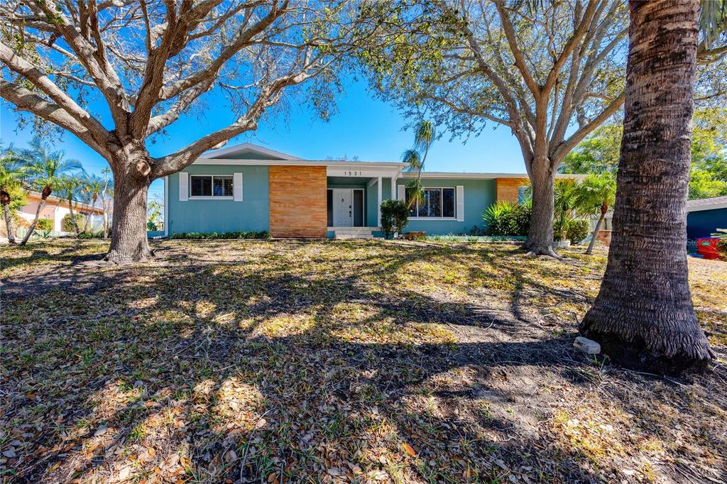 Image 6 of property listing at 1531 HILL DRIVE, Largo, FL 33770