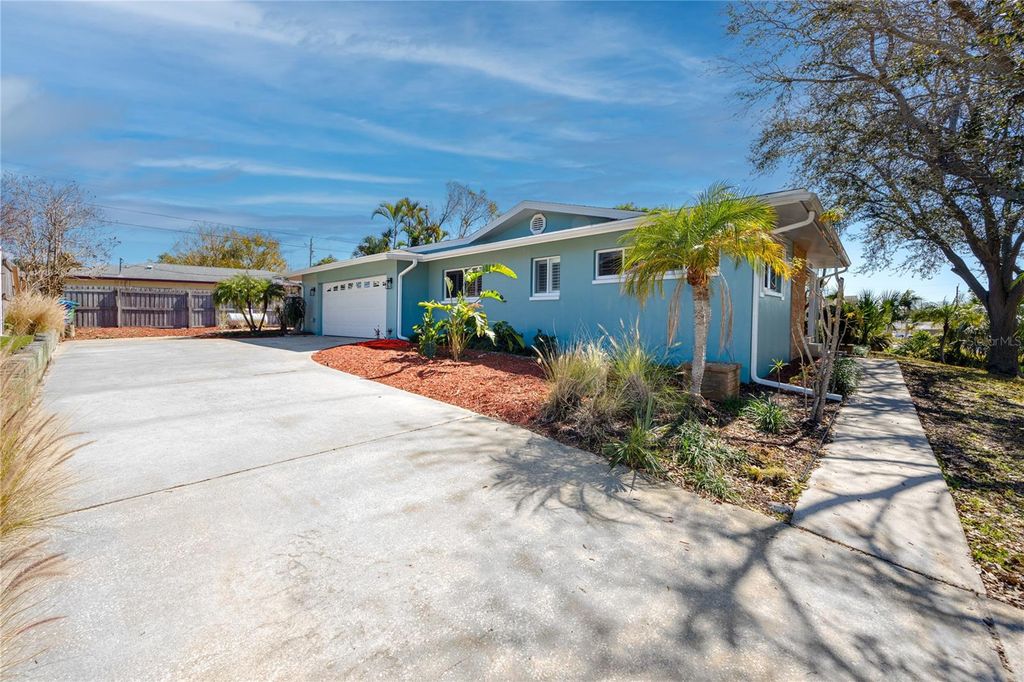 Image 9 of property listing at 1531 HILL DRIVE, Largo, FL 33770