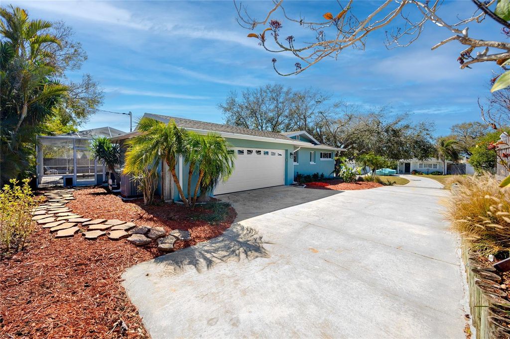 Image 10 of property listing at 1531 HILL DRIVE, Largo, FL 33770
