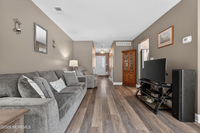 20 Oak Lane, Eatontown, NJ 07724