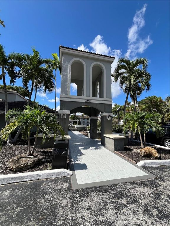 7090 NW 179th St 102, Hialeah, FL 33015
