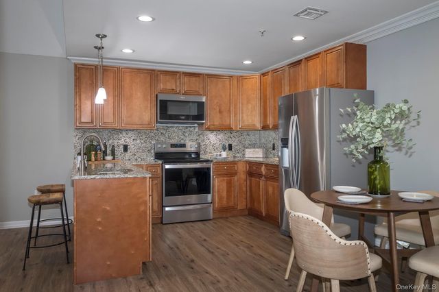 408 Pine Creek Road N404, Holbrook, NY 11741