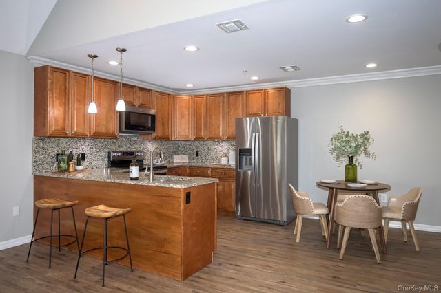 408 Pine Creek Road N404, Holbrook, NY 11741