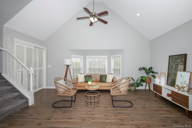 408 Pine Creek Road N404, Holbrook, NY 11741