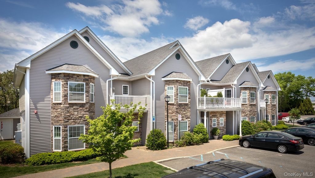 408 Pine Creek Road N404, Holbrook, NY 11741