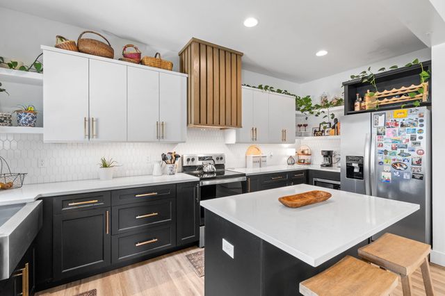 1085 E Valley Trail Drive, Republic, MO 65738