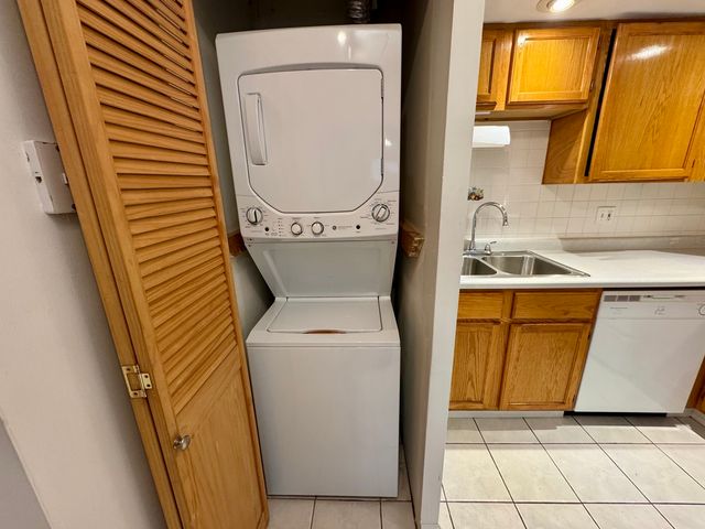 244 Klein Creek Court 1A, Carol Stream, IL 60188