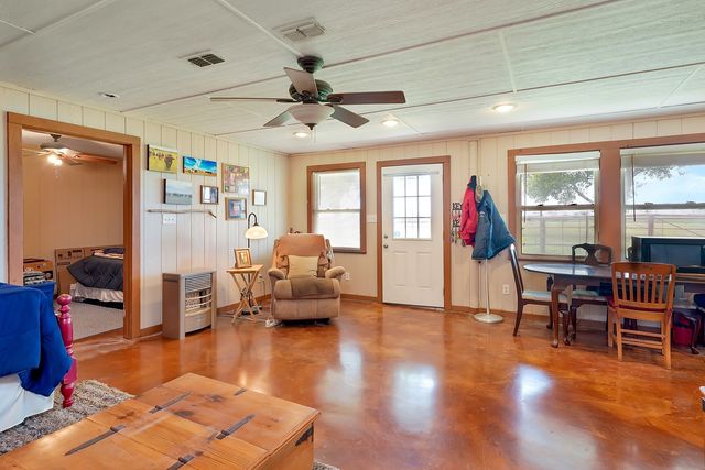 1010 County Road 382, Era, TX 76238