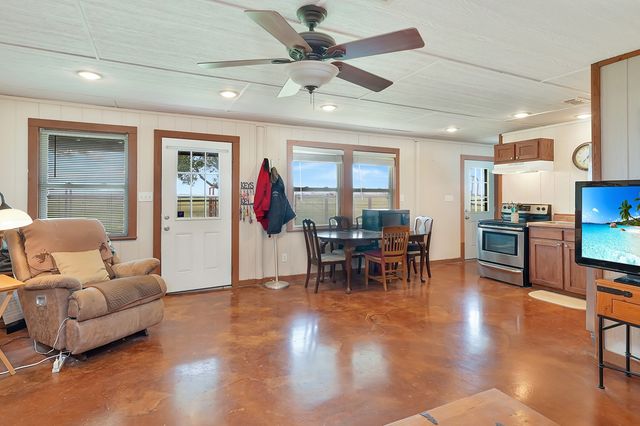 1010 County Road 382, Era, TX 76238