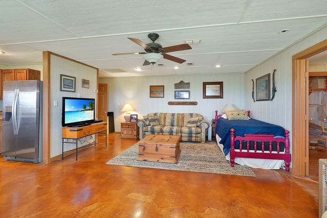 1010 County Road 382, Era, TX 76238