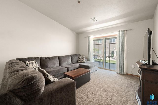 2527 E Meadowside Pl Place, Sioux Falls, SD 57105