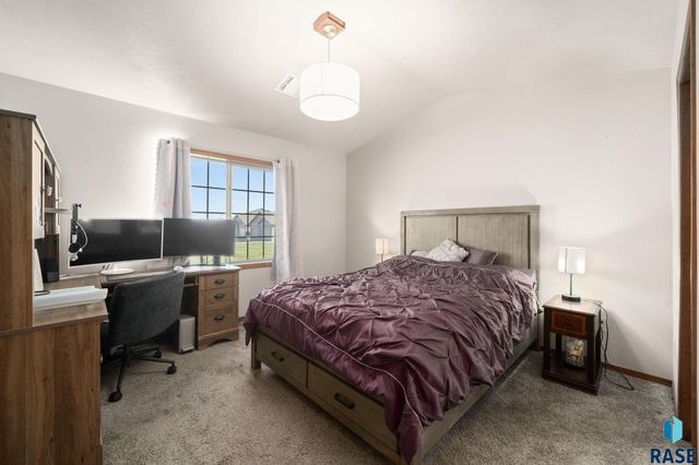 2527 E Meadowside Pl Place, Sioux Falls, SD 57105