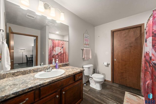 2527 E Meadowside Pl Place, Sioux Falls, SD 57105