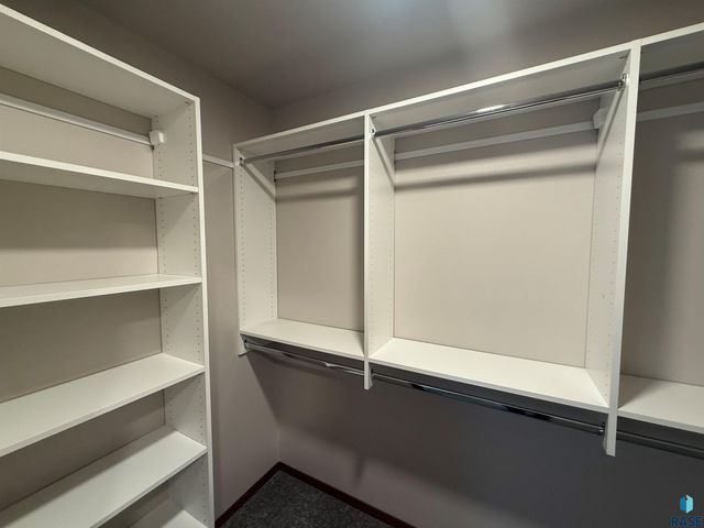 2527 E Meadowside Pl Place, Sioux Falls, SD 57105