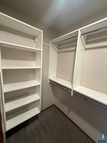 2527 E Meadowside Pl Place, Sioux Falls, SD 57105