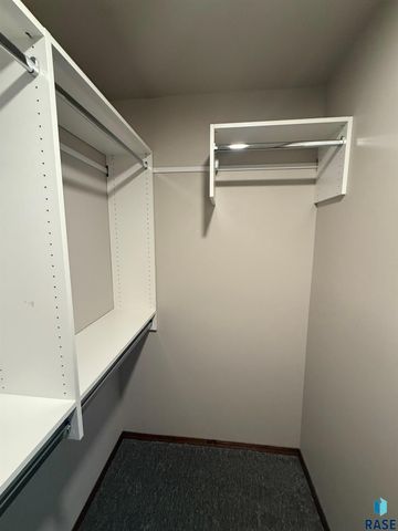 2527 E Meadowside Pl Place, Sioux Falls, SD 57105