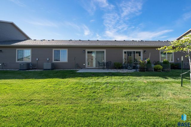 2527 E Meadowside Pl Place, Sioux Falls, SD 57105