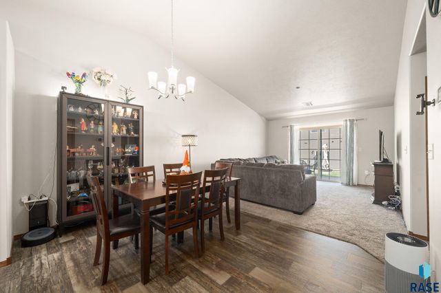 2527 E Meadowside Pl Place, Sioux Falls, SD 57105