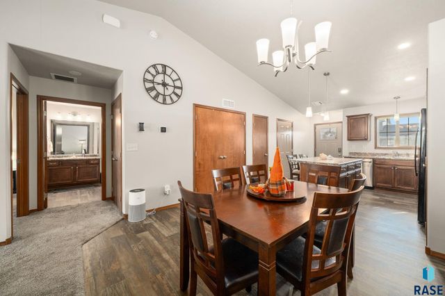 2527 E Meadowside Pl Place, Sioux Falls, SD 57105