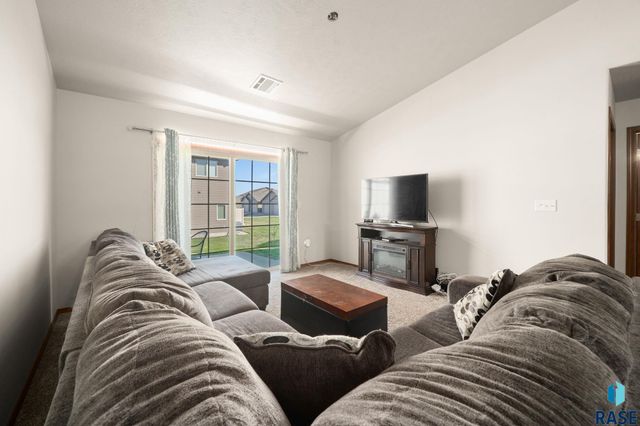 2527 E Meadowside Pl Place, Sioux Falls, SD 57105