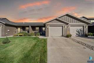 2527 E Meadowside Pl Place, Sioux Falls, SD 57105