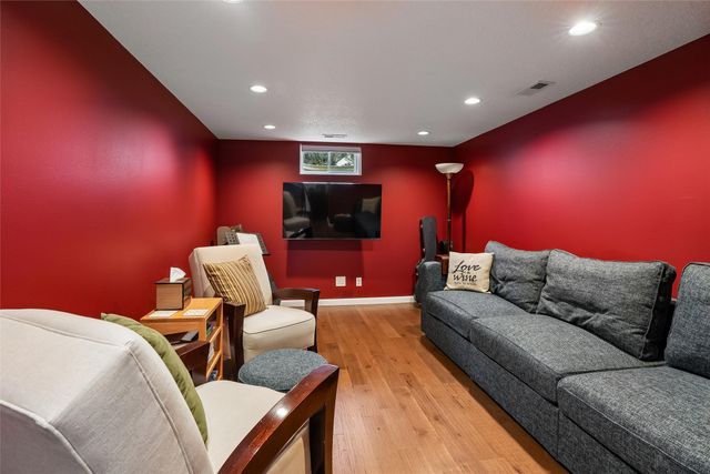 906 E Detroit Avenue, Indianola, IA 50125