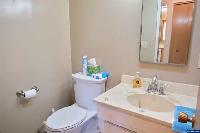 1740 Vanderbeck Ln, Woodburn, OR 97071
