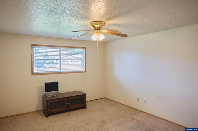 1740 Vanderbeck Ln, Woodburn, OR 97071