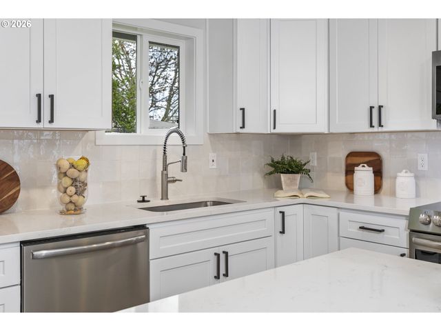 174 Sw 10TH Ave, Canby, OR 97013