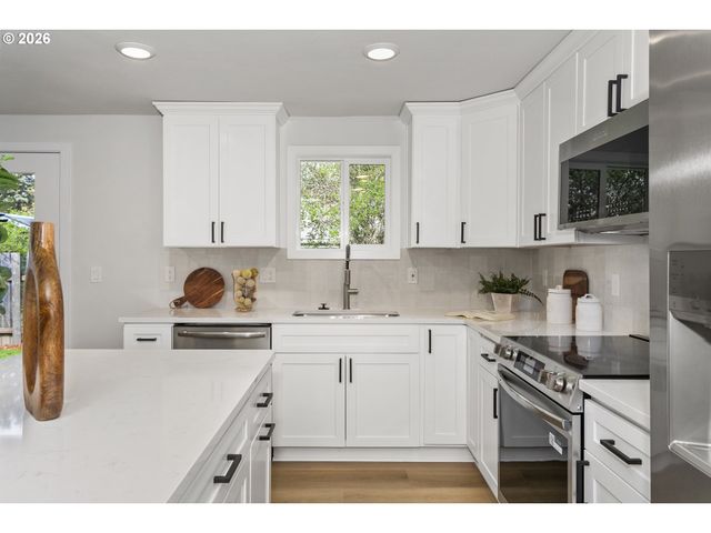 174 Sw 10TH Ave, Canby, OR 97013