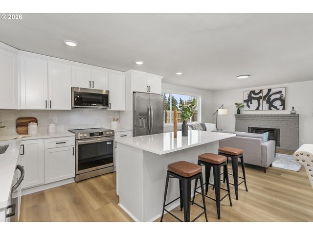 174 Sw 10TH Ave, Canby, OR 97013