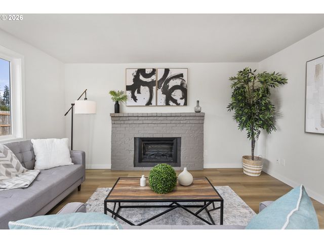 174 Sw 10TH Ave, Canby, OR 97013