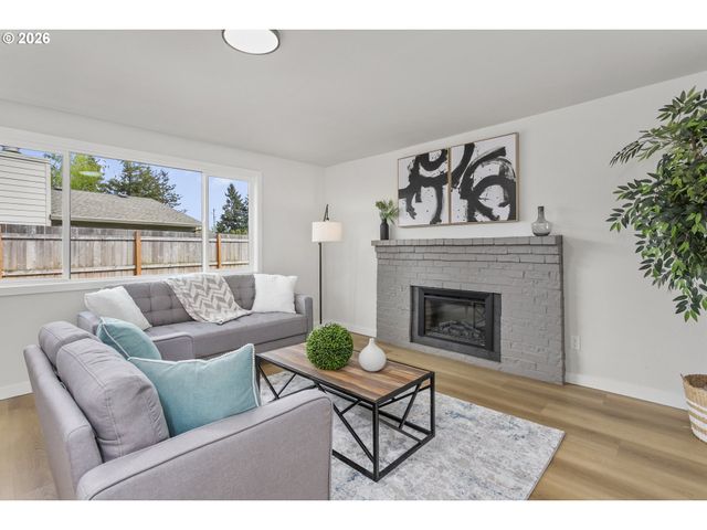 174 Sw 10TH Ave, Canby, OR 97013