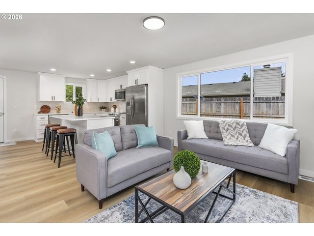 174 Sw 10TH Ave, Canby, OR 97013