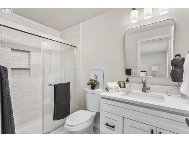 174 Sw 10TH Ave, Canby, OR 97013