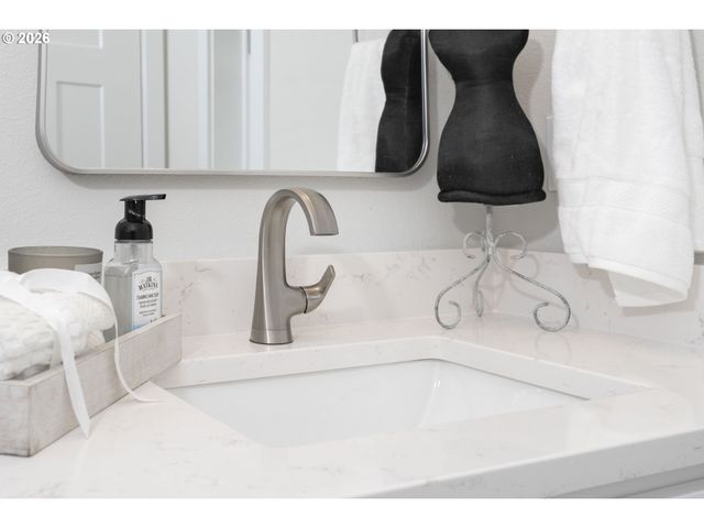 174 Sw 10TH Ave, Canby, OR 97013