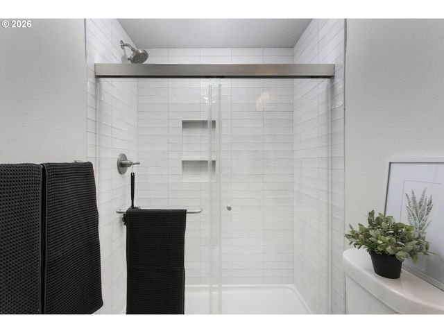 174 Sw 10TH Ave, Canby, OR 97013