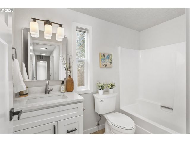 174 Sw 10TH Ave, Canby, OR 97013